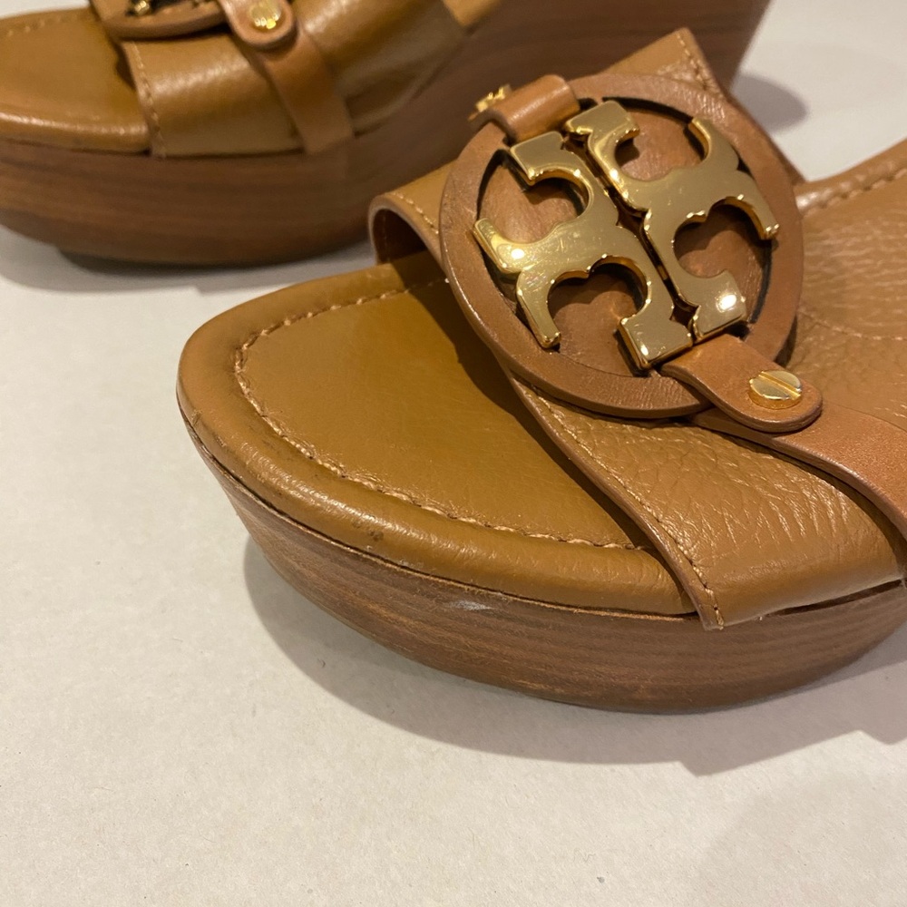 Authentic TORY BURCH Miller Tan & Gold Wedge Leather Sandals Heels SZ 8 1/2 US - Picture 4 of 14